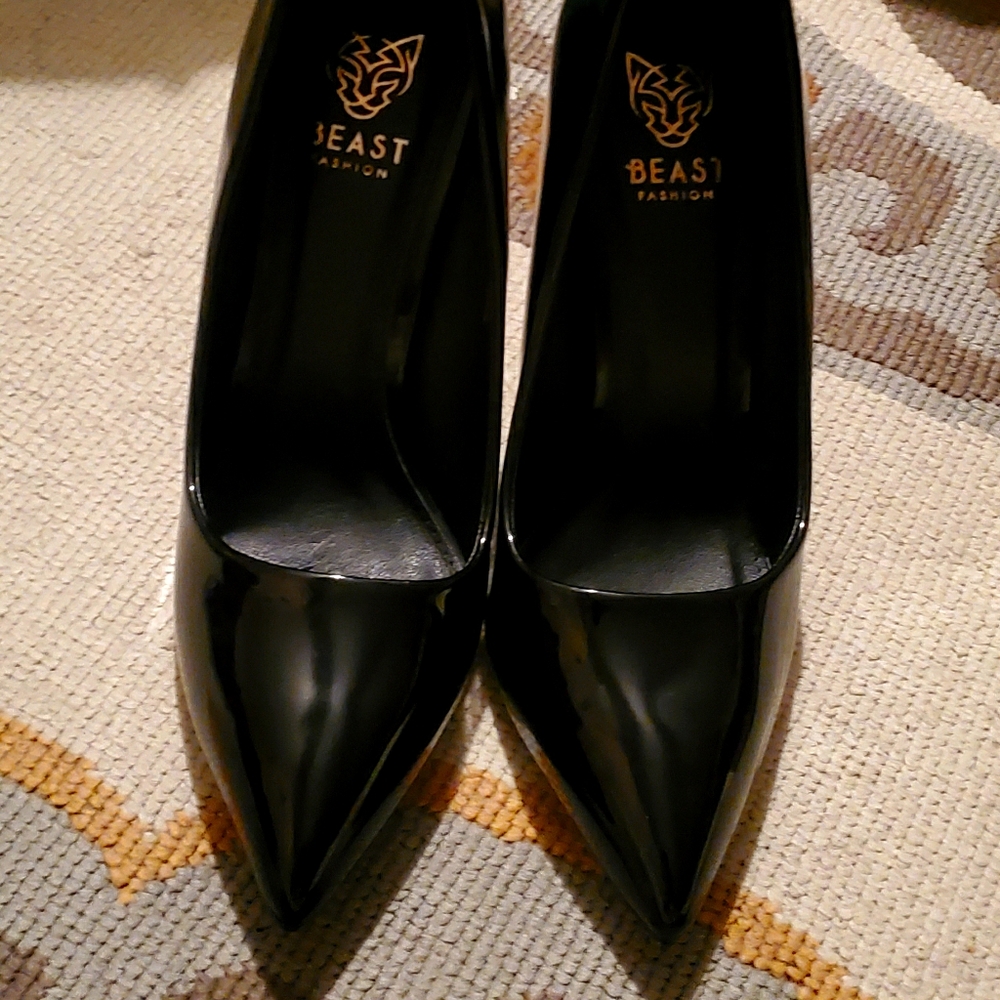Black pumps